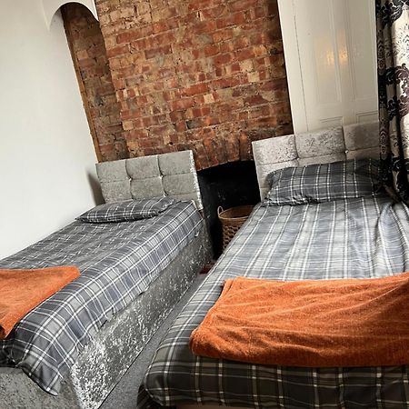 Quigley Buildings - Stylish Entire 2 Bed House Sleeps 5 Wigan - Private Garden - Free Parking - Wifi - Secure Garden Daire Dış mekan fotoğraf