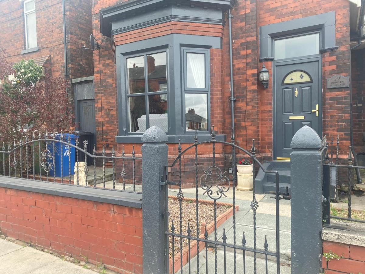 Quigley Buildings - Stylish Entire 2 Bed House Sleeps 5 Wigan - Private Garden - Free Parking - Wifi - Secure Garden Daire Dış mekan fotoğraf