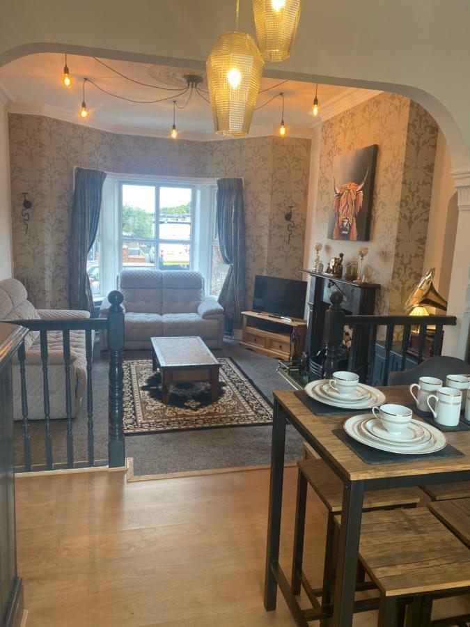 Quigley Buildings - Stylish Entire 2 Bed House Sleeps 5 Wigan - Private Garden - Free Parking - Wifi - Secure Garden Daire Dış mekan fotoğraf