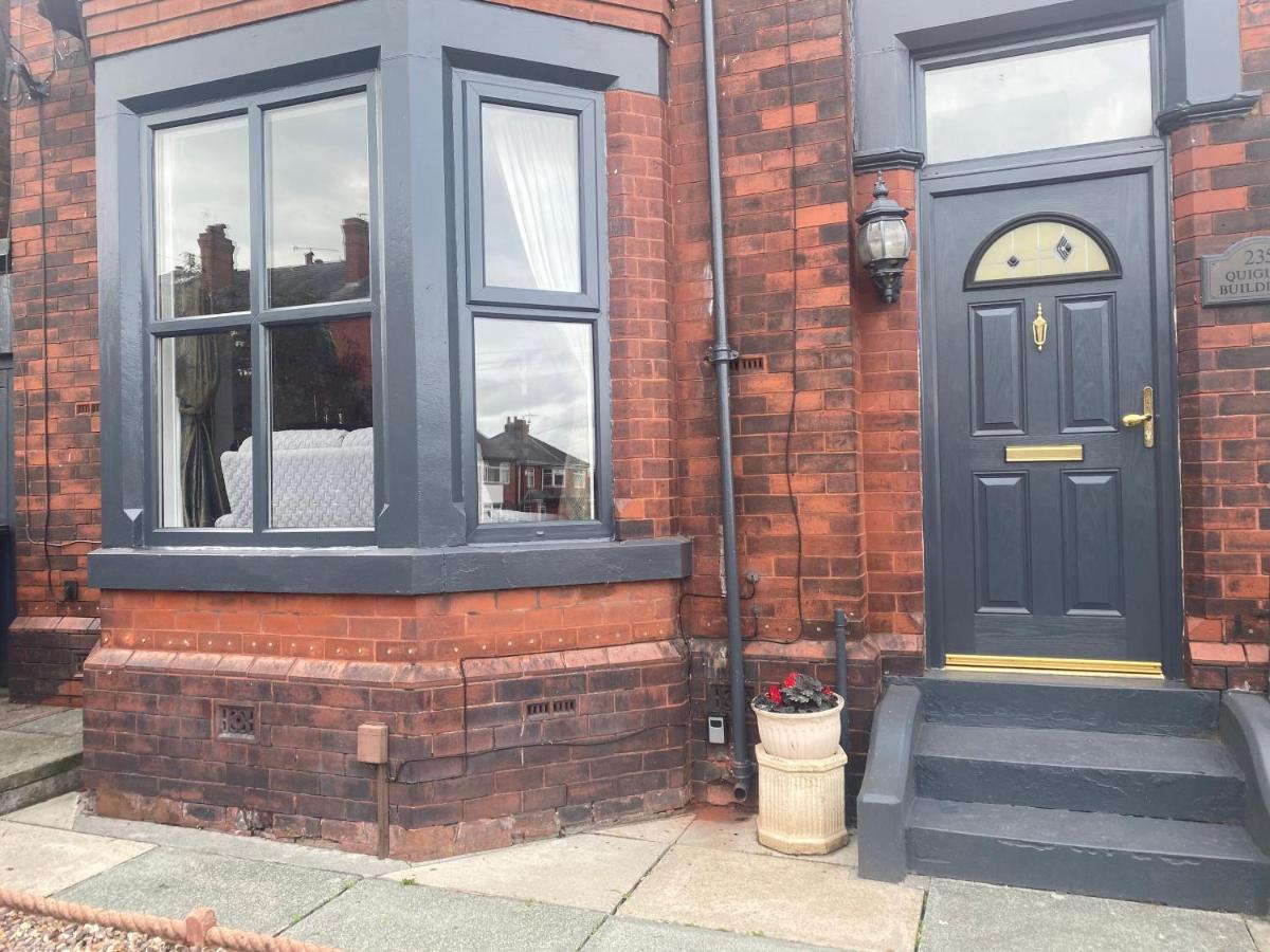 Quigley Buildings - Stylish Entire 2 Bed House Sleeps 5 Wigan - Private Garden - Free Parking - Wifi - Secure Garden Daire Dış mekan fotoğraf