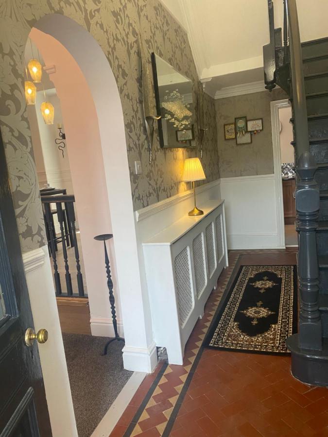 Quigley Buildings - Stylish Entire 2 Bed House Sleeps 5 Wigan - Private Garden - Free Parking - Wifi - Secure Garden Daire Dış mekan fotoğraf