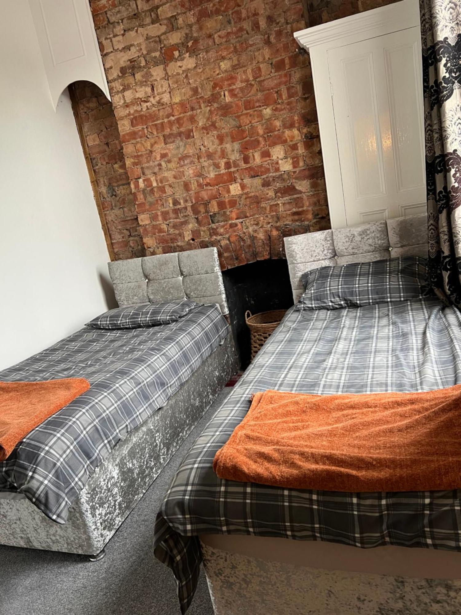 Quigley Buildings - Stylish Entire 2 Bed House Sleeps 5 Wigan - Private Garden - Free Parking - Wifi - Secure Garden Daire Dış mekan fotoğraf
